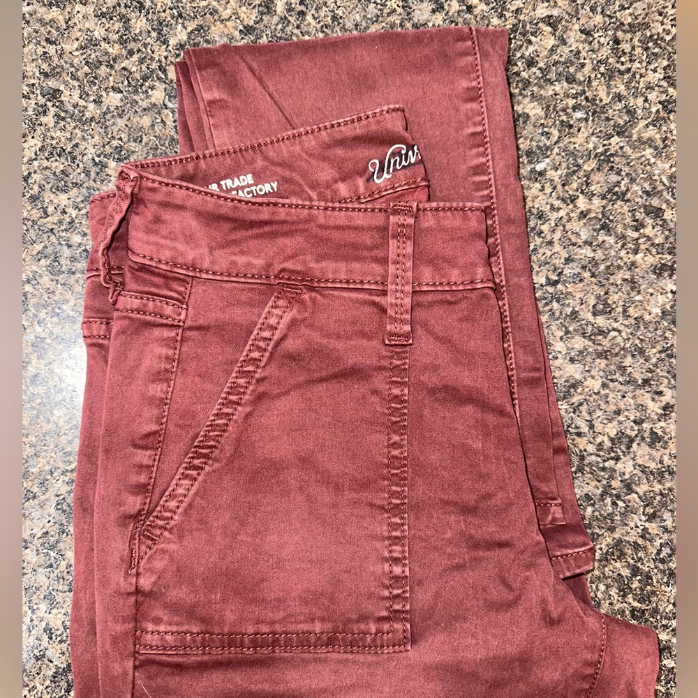 Universal thread mid rise skinny jeans, great condition. Maroon. Size 2/26R